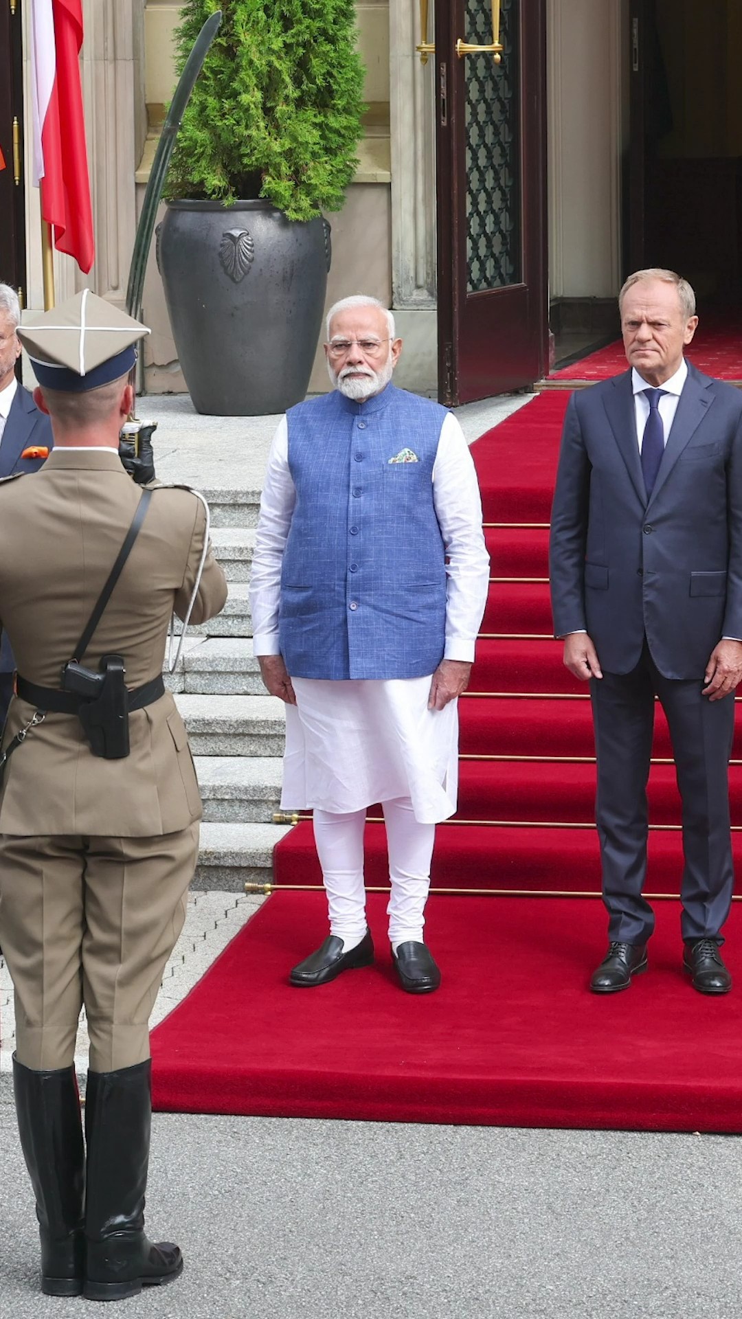 PM Modi attends ceremonial welcome with Polish PM Donald Tusk | #shorts – YouTube