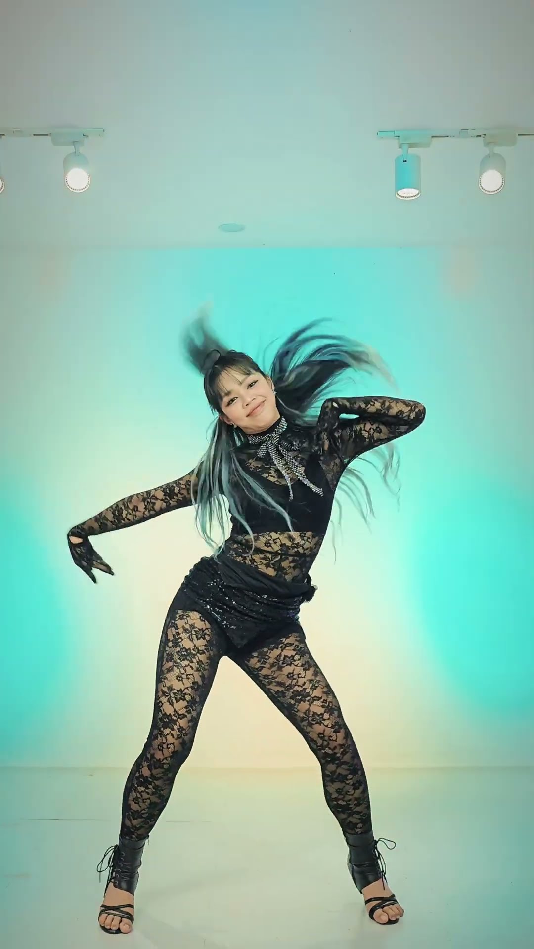 화사 (HWASA) – 'NA' dance cover @HWASA_maria  #HWASA #NA #kpop #shorts – YouTube