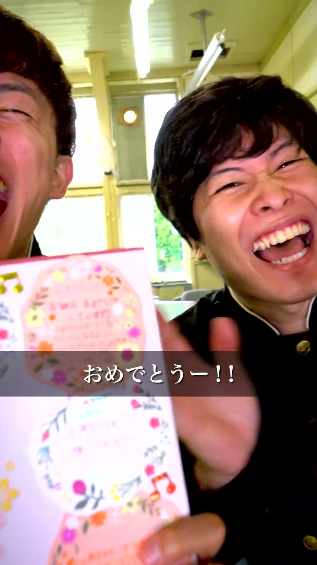 生徒からのサプライズに対して先生は… #shorts #学校 #先生 – YouTube