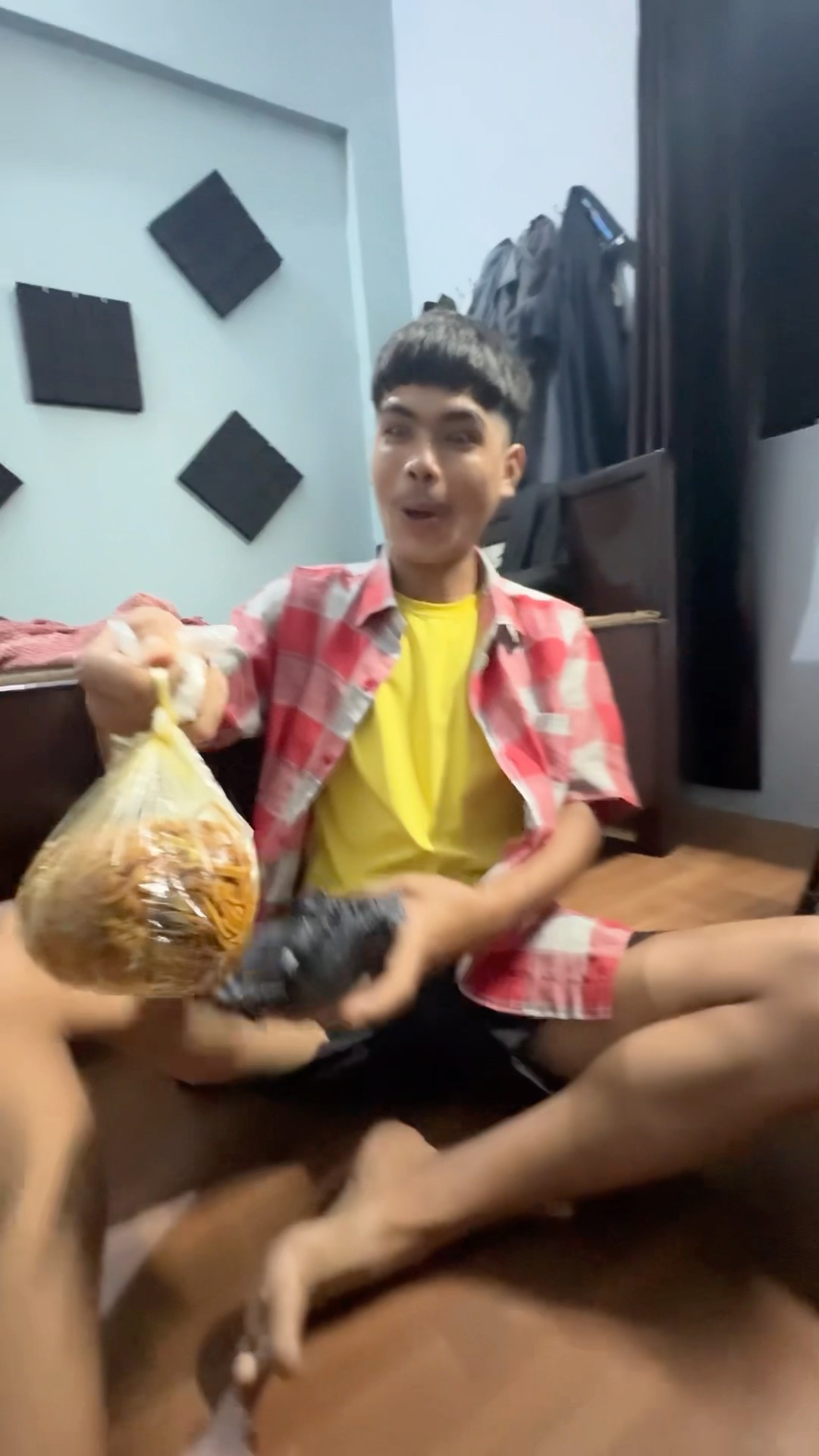 Eating 2.5 kg Nepali Chowmin With Hipopi #shorts – YouTube