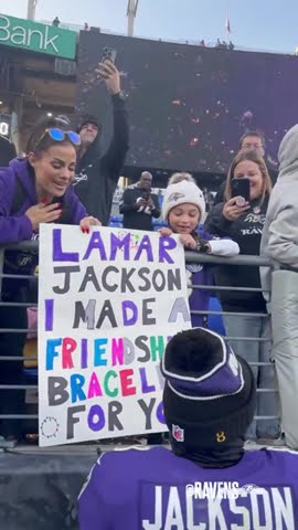 Lamar Jackson made this fan’s day 🙌 (via @ravens/IG) #shorts – YouTube