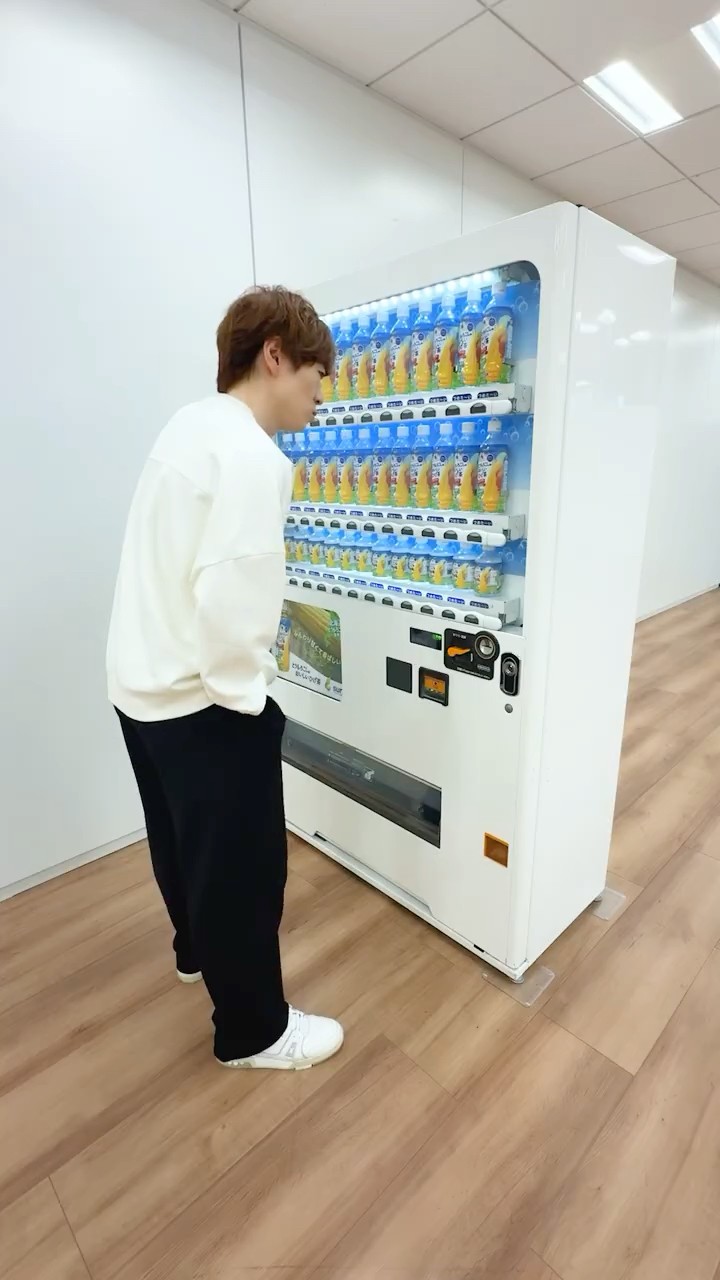 自販機で飲み物を買おうとしたらまさかの・・・ #shorts – YouTube