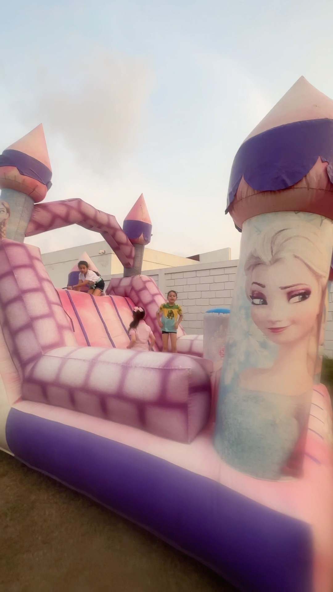 En el castillo de princesas #disney #shorts #marquitosyjesy #inflables – YouTube