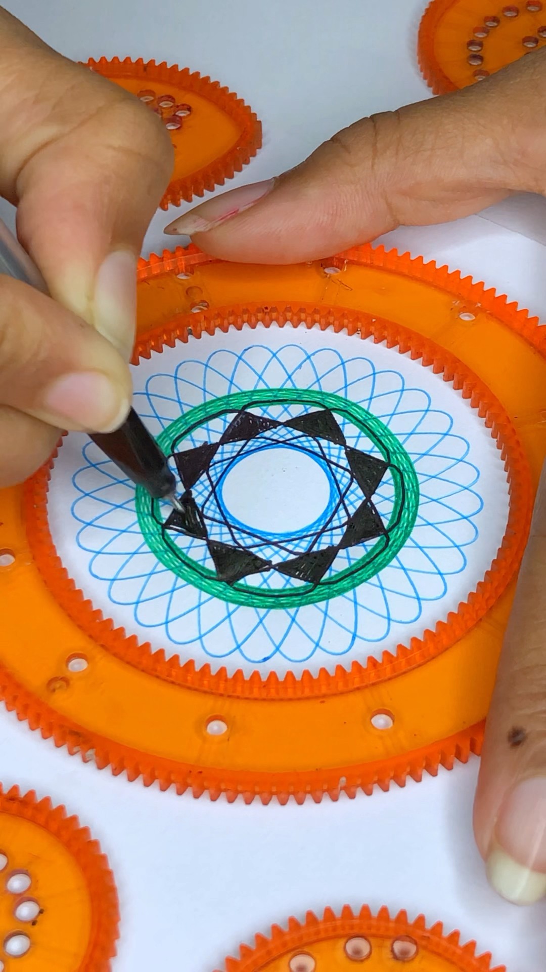 Hypnotic Spirograph Art ✨ #ひまつぶし #スピログラフ #asmr  #OddlySatisfying #Art #shorts – YouTube