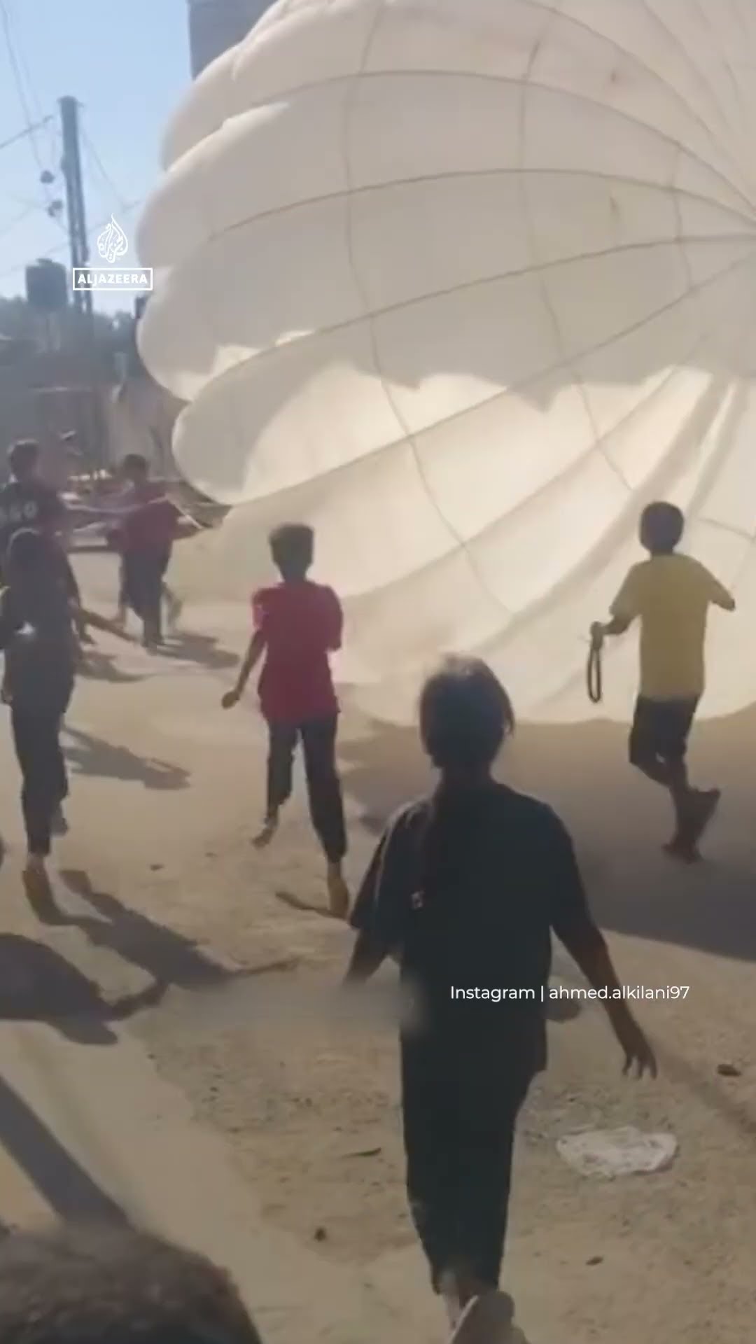 Children in Gaza play games with aid drop parachute | AJ #shorts – YouTube
