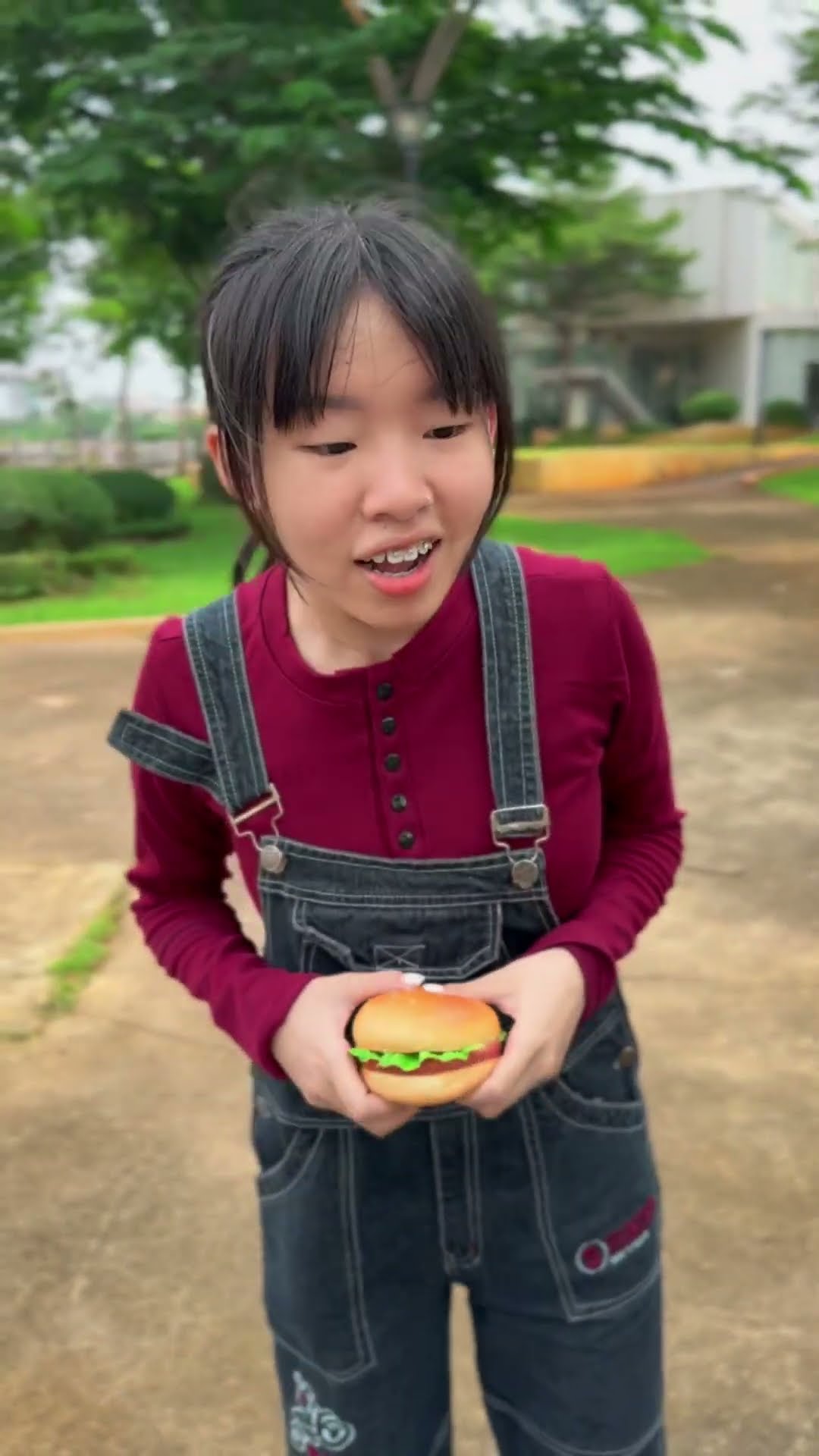 LNF – Sharing Fun with a Crying Baby 😊 #shorts #kindness #friendship – YouTube