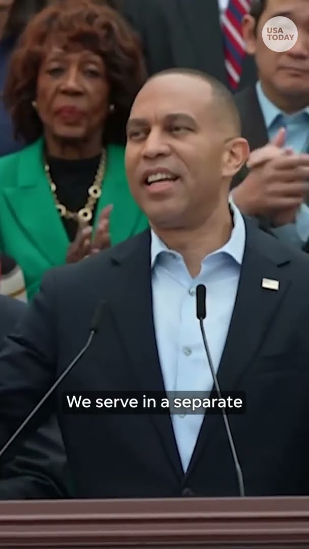 Rep. Hakeem Jeffries confronts President Trump over 'racist' government shutdown video #Shorts – YouTube