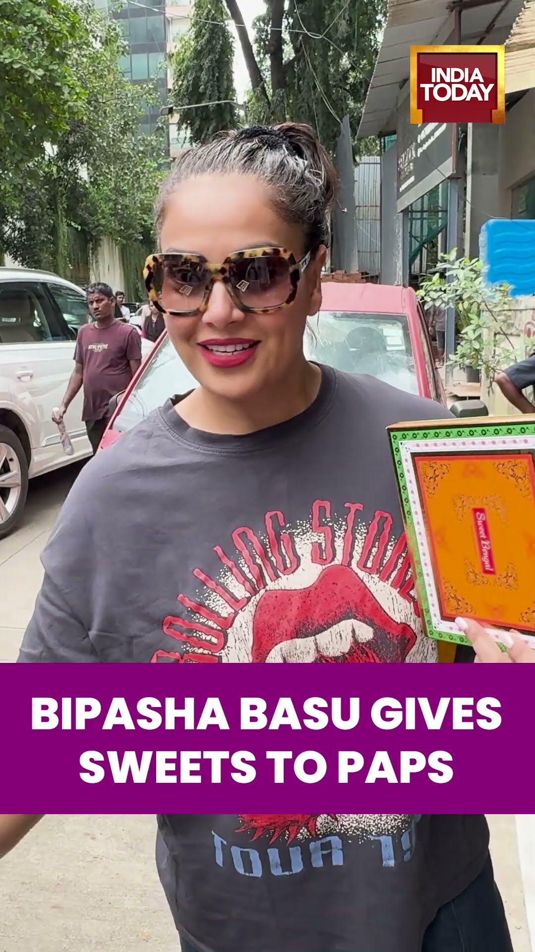 Bipasha Basu Gives Sweets To Paparazzi | #shorts #bipashabasu #bollwyood #dussehra – YouTube