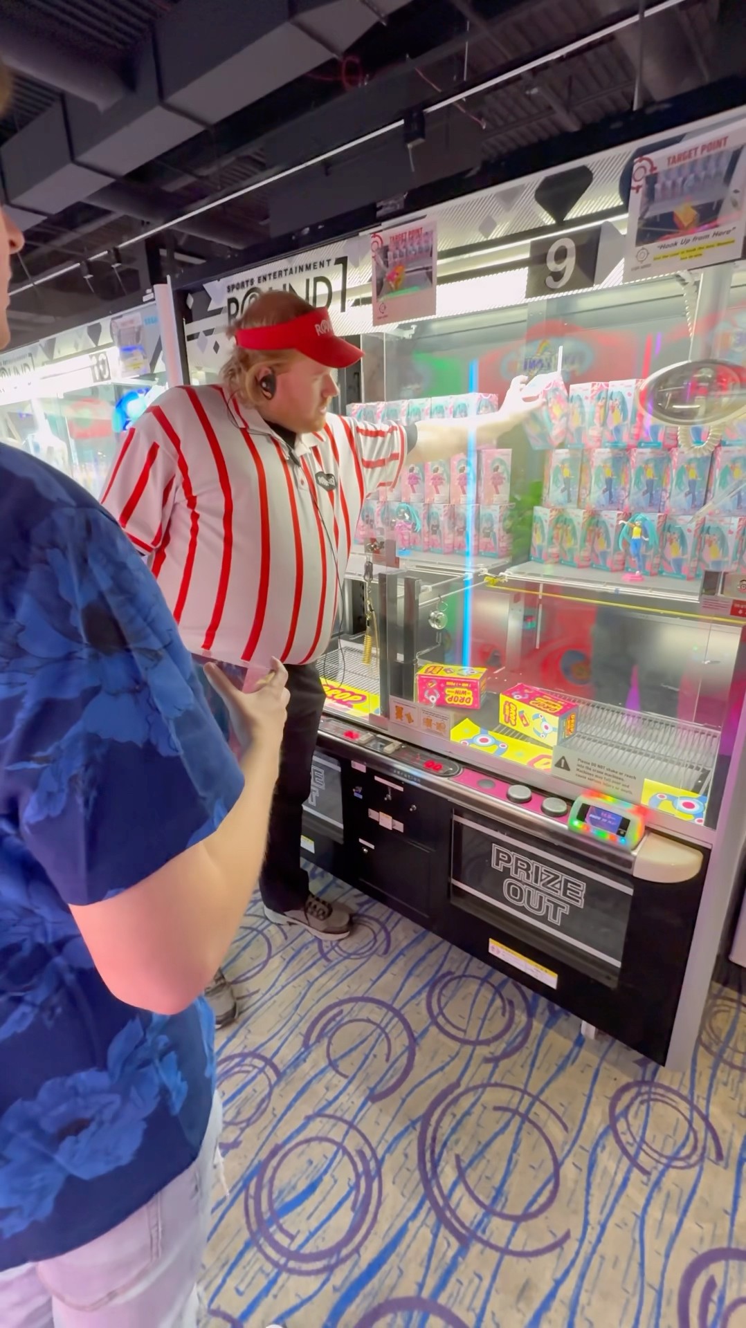 Anime Girls STUCK Inside of the Claw Machine! #shorts #arcade #clawmachine – YouTube
