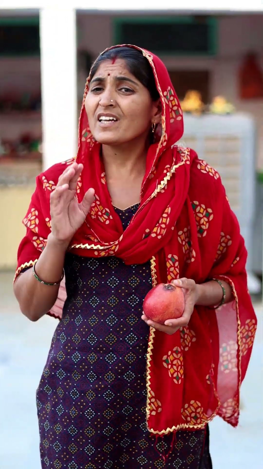 Maa ne Cow 🐄 ko Apple🍎 khilaya #shorts #cow #maa #youtubeshorts – YouTube
