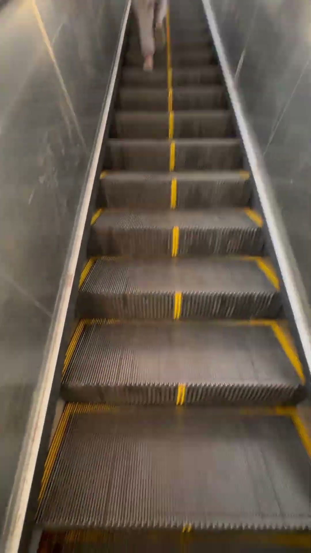 Funny escalator prank😂wait for end 😜 #shorts #comedy #funny #viral #escalator – YouTube