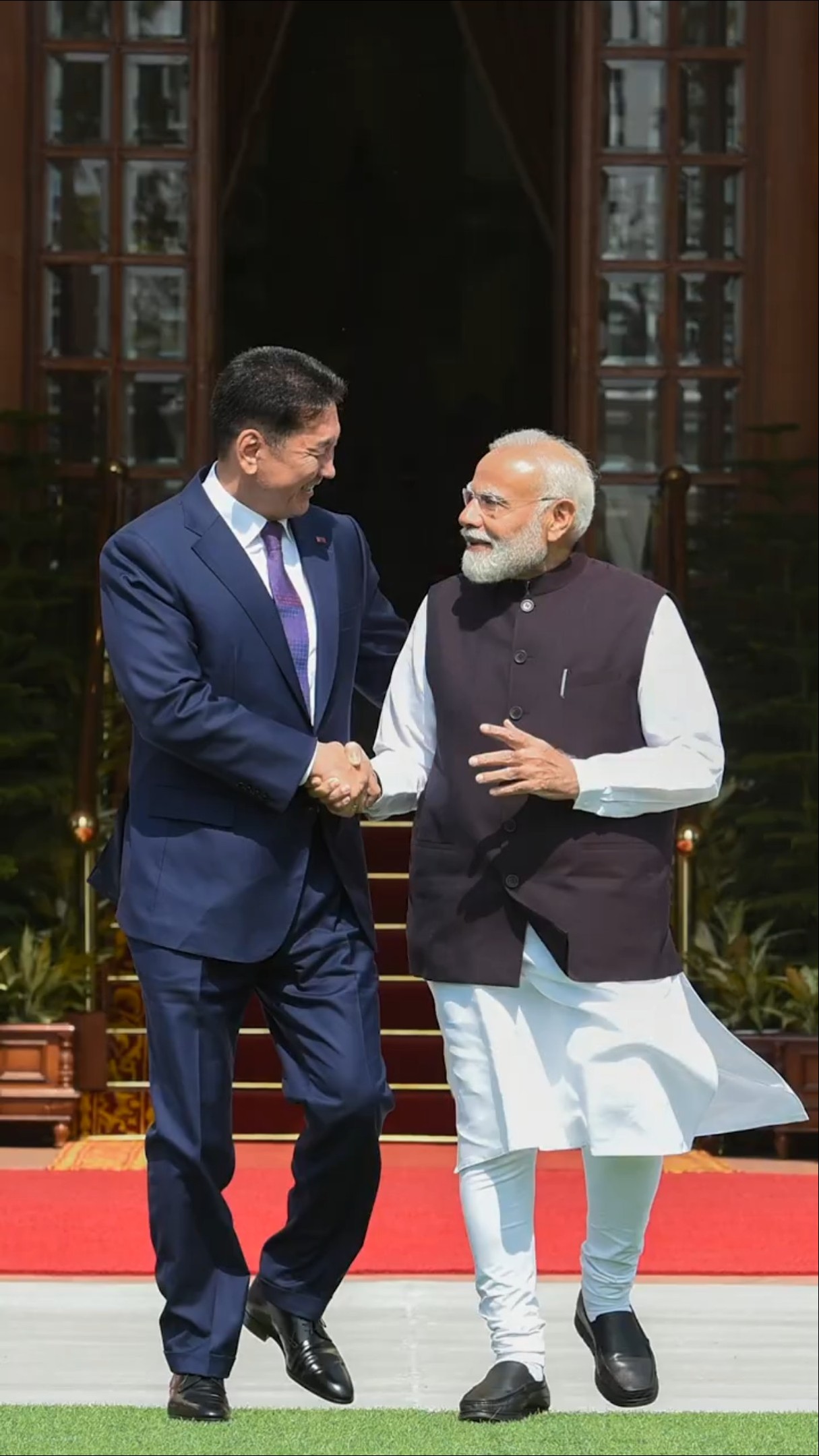 PM Modi meets Mongolian President Khurelsukh Ukhnaa at Hyderabad House | #shorts – YouTube