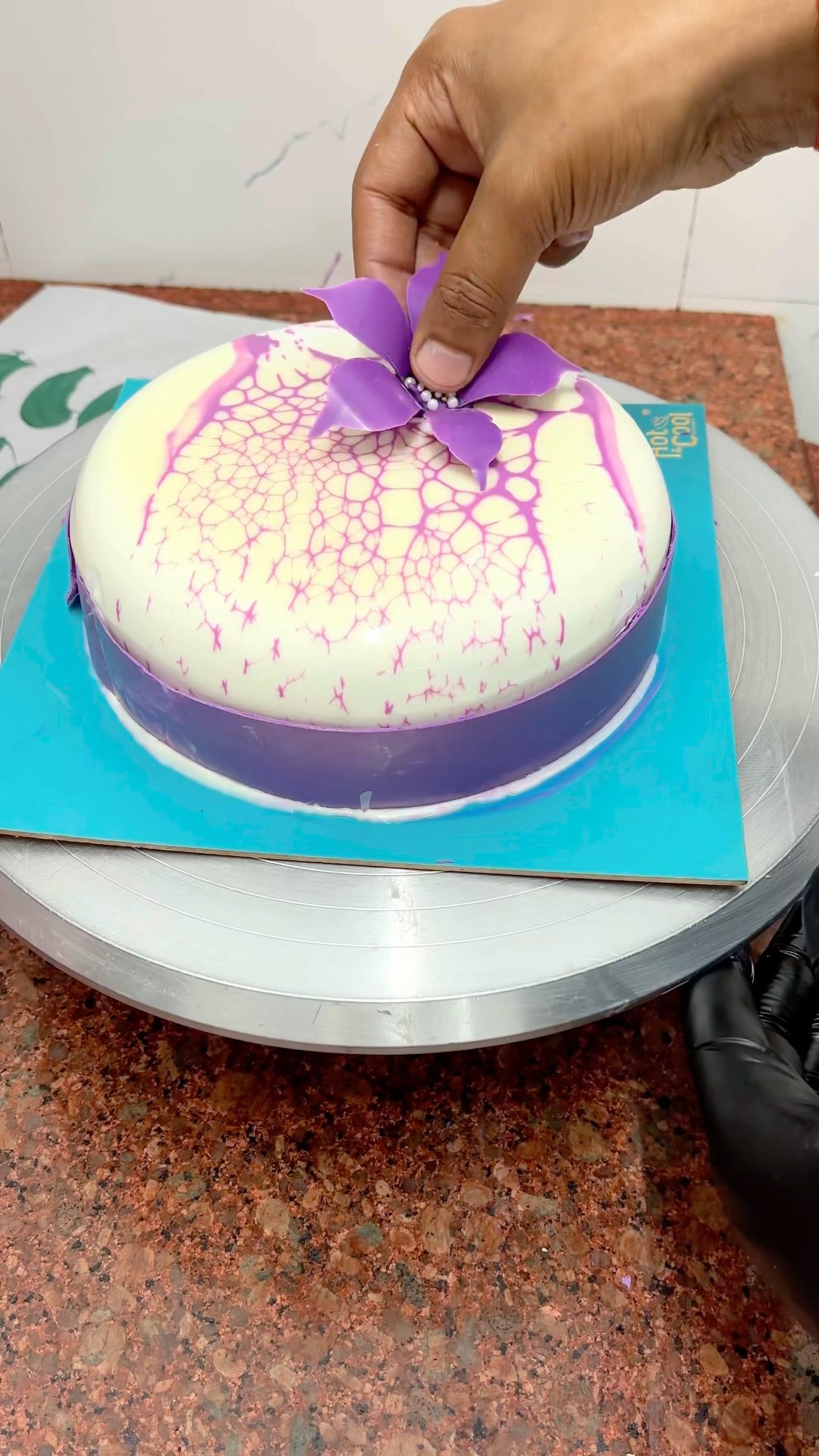 Mirror glaze cake #shorts #trending #mirrorglazecake – YouTube