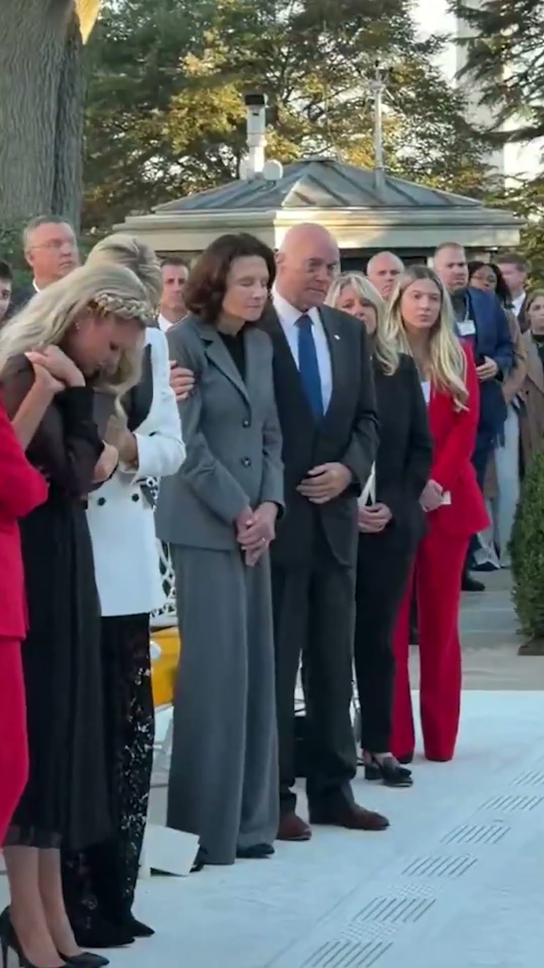 Rare glimpse of Charlie Kirk’s parents during somber moment #shorts – YouTube