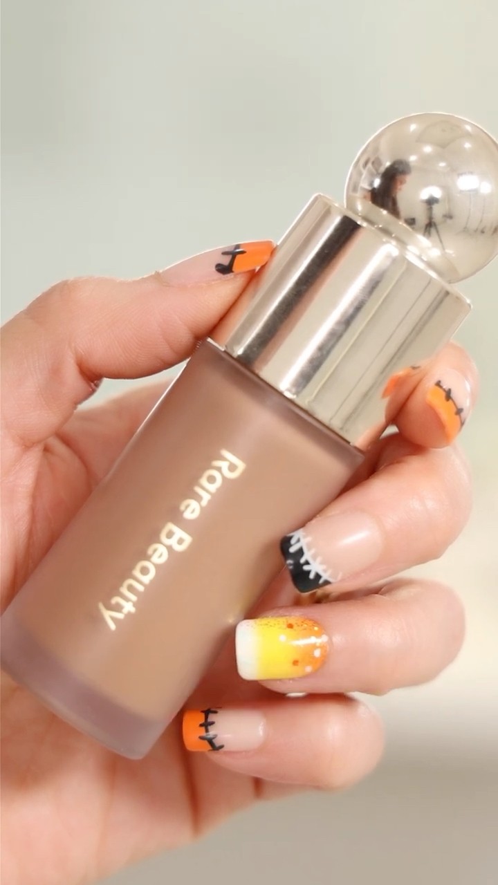 SELENA GOMEZ SABE LO QUE HACE CON RARE BEAUTY #shorts #maquillaje – YouTube