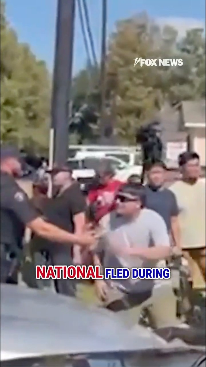Texas chaos: ICE agents swarmed by protesters during migrant arrest #shorts #ICE #immigration #us – YouTube