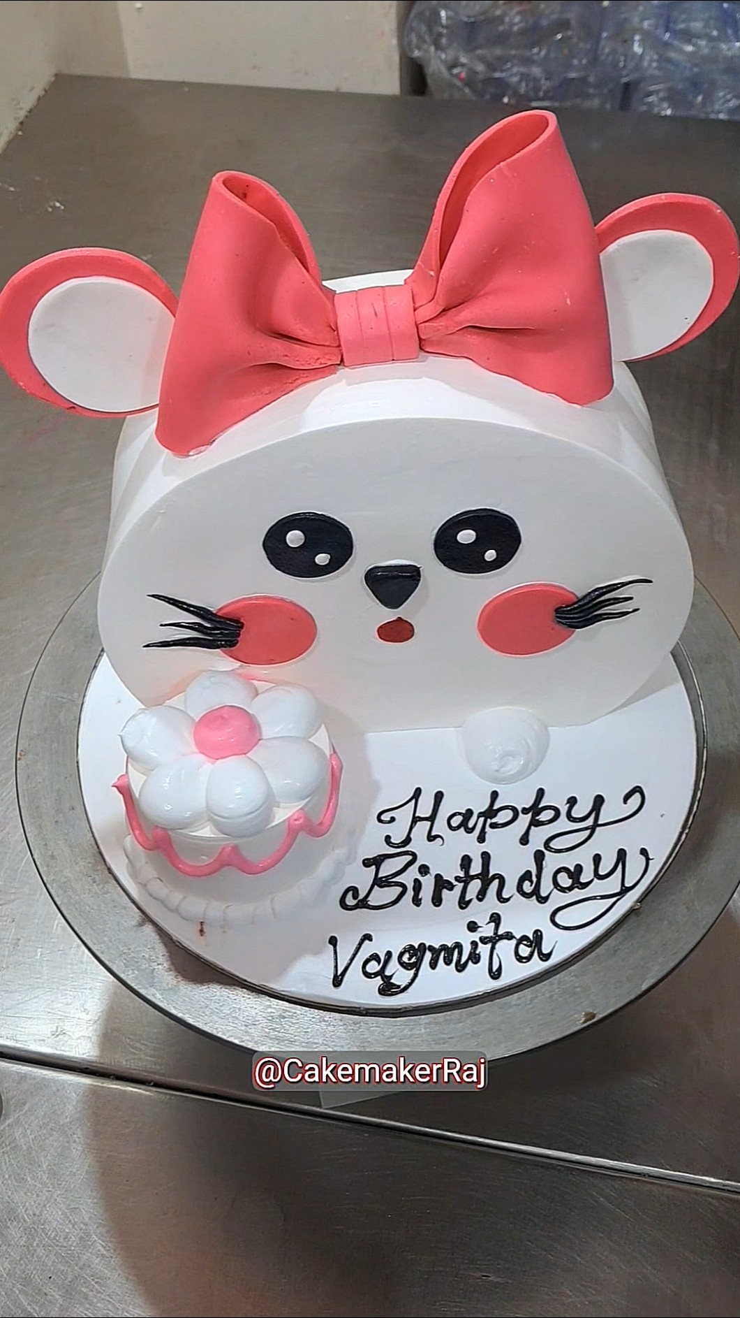 Hello Kitty Cake #shorts #cakedecoration #birthdaycake #cake #catcake #fondantcake – YouTube