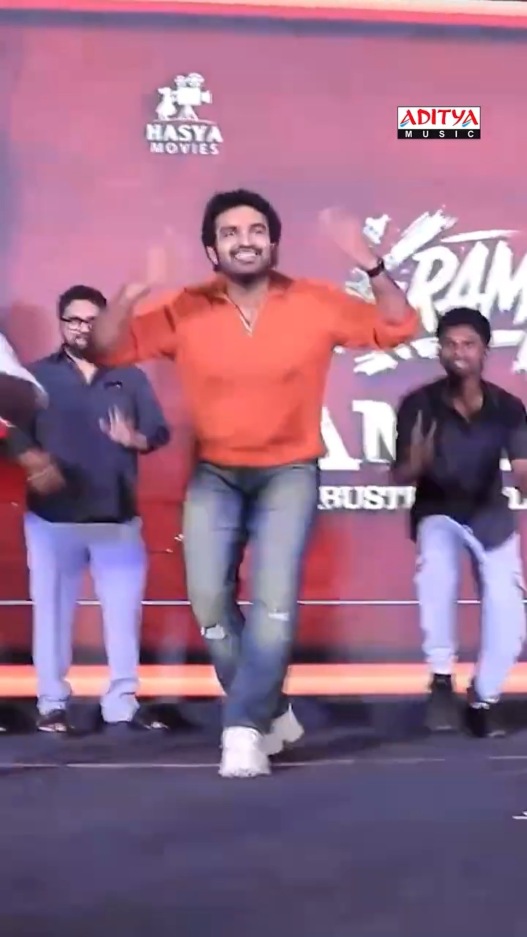 The crowd went wild when Kiran Abbavaram danced to Idemitamma! #shorts – YouTube