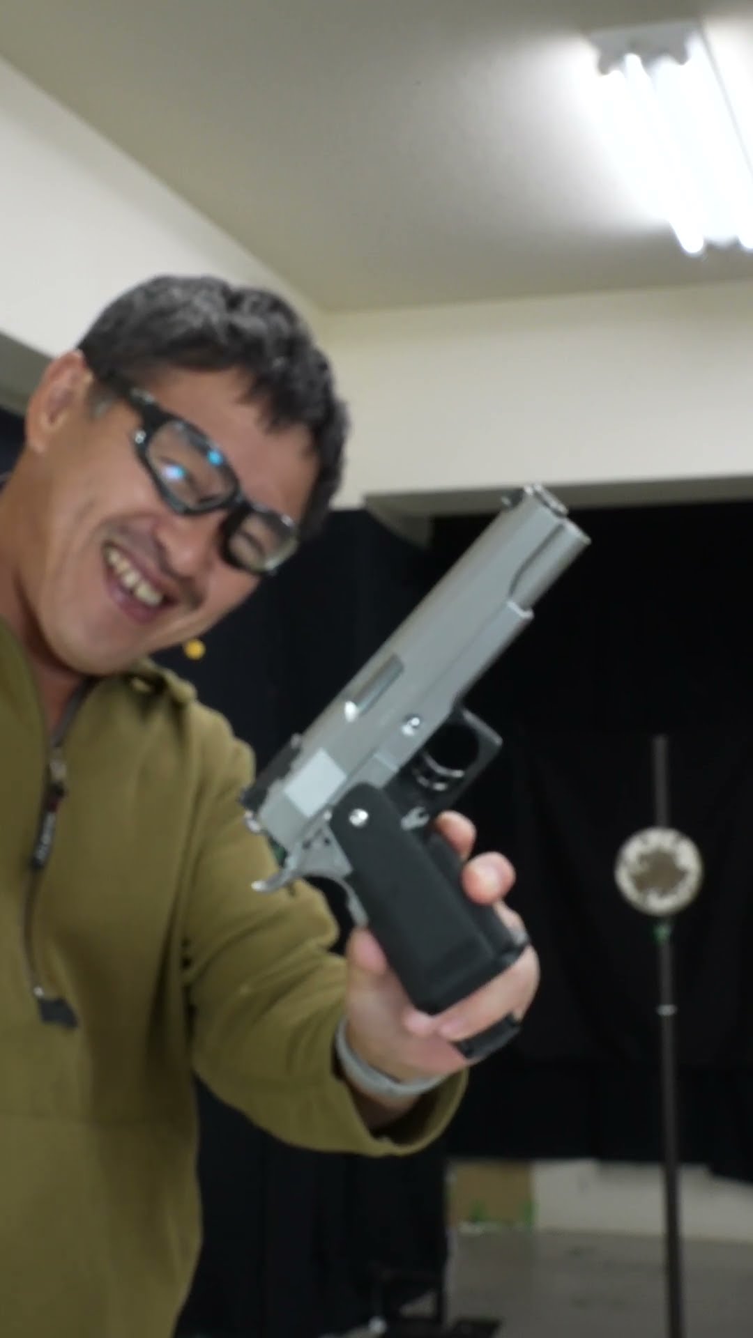 驚きのリコイル！ハイキャパ シルバー【短尺】#Shorts #ショート #ハイキャパ #東京マルイ #実射 #リコイル #ガス消費 #初速 #サバゲー #エアガン – YouTube