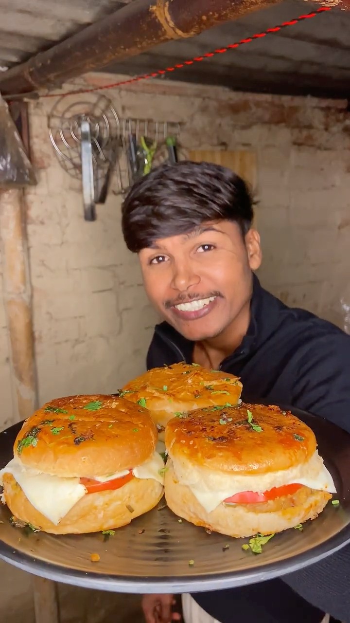 Presan na kro yar 😅 tawa burger 😍 #minivlog #shorts ￼ – YouTube