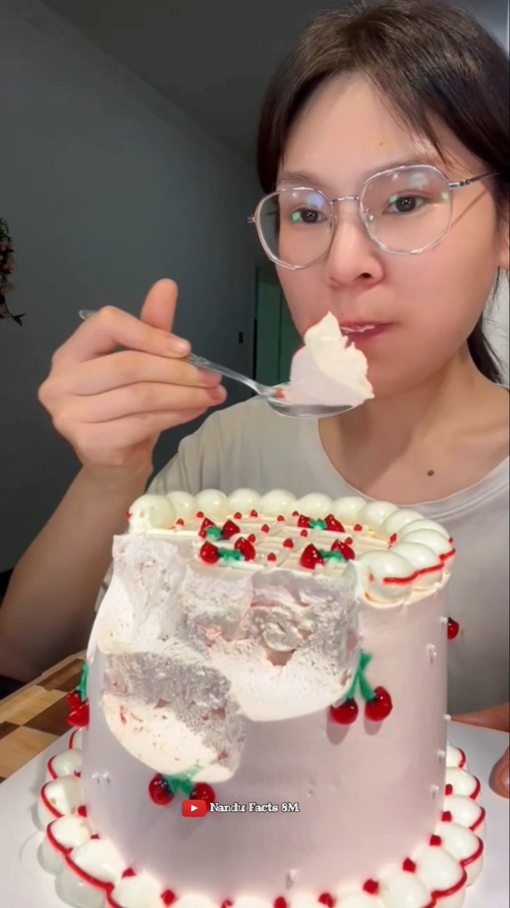 Birthday girl ने पूरा केक अकेले खा लिया 🎂💔 #shorts – YouTube