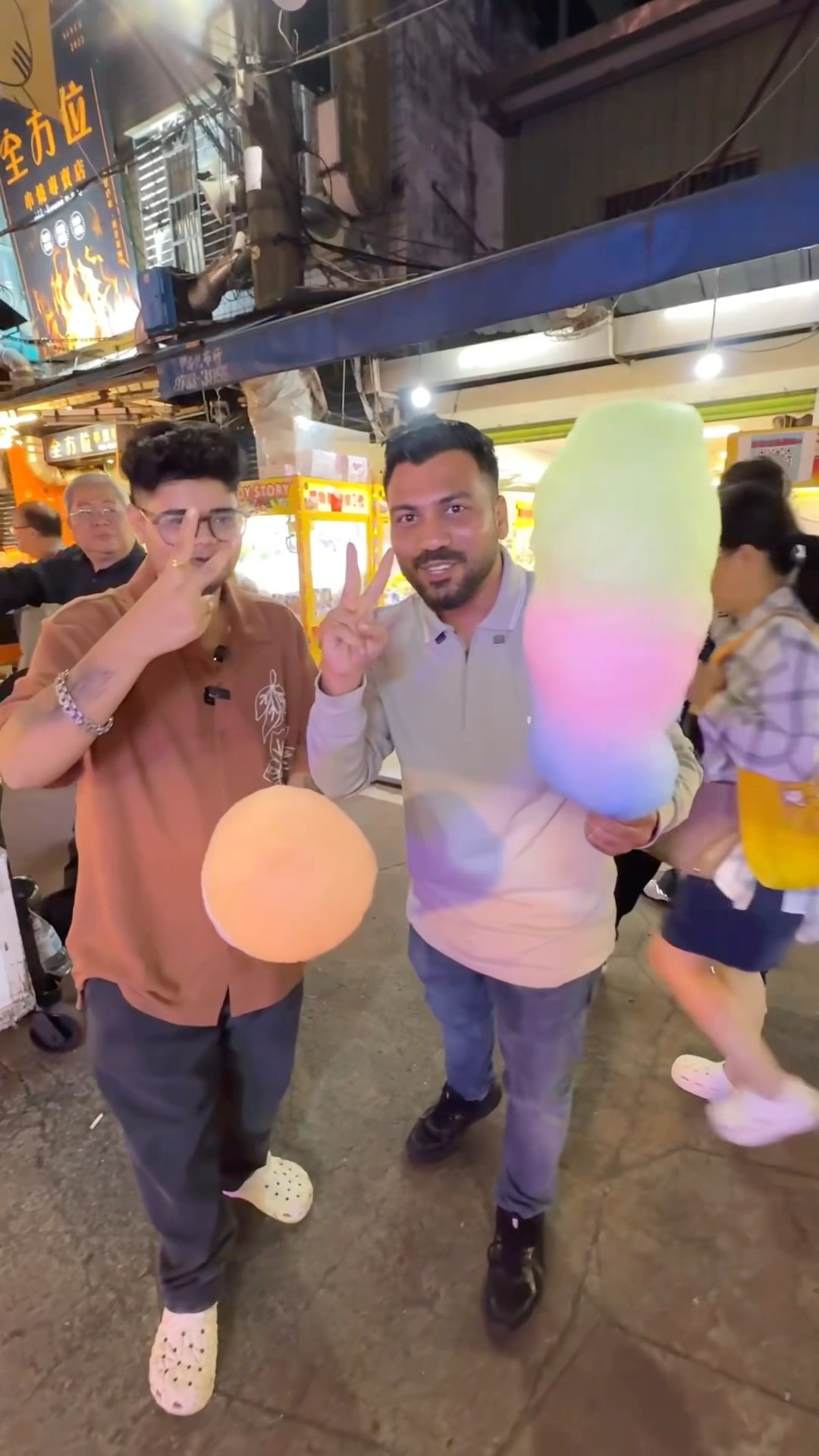 Kanda के साथ Cotton Candy खाने का Challenge | Taiwan 🇹🇼 #shorts #streetfood #taiwan – YouTube