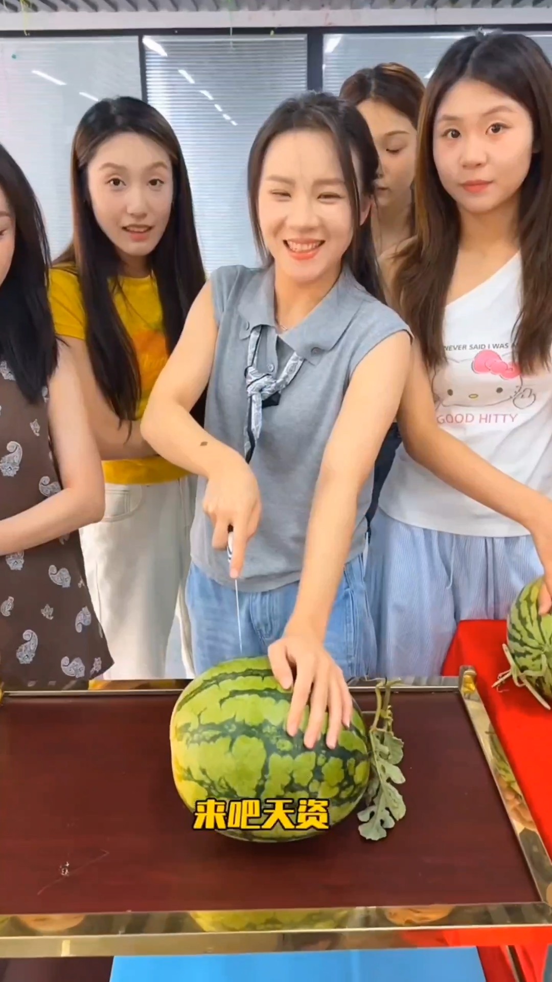 مَن سيحصل على الذهب داخل البطيخ؟ 🍉💰 #shorts #arbic #funny – YouTube