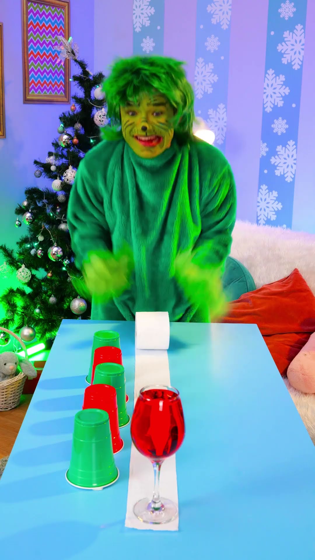 🎅 MINI SANTA vs GRINCH — Christmas BATTLE! #shorts #kids – YouTube