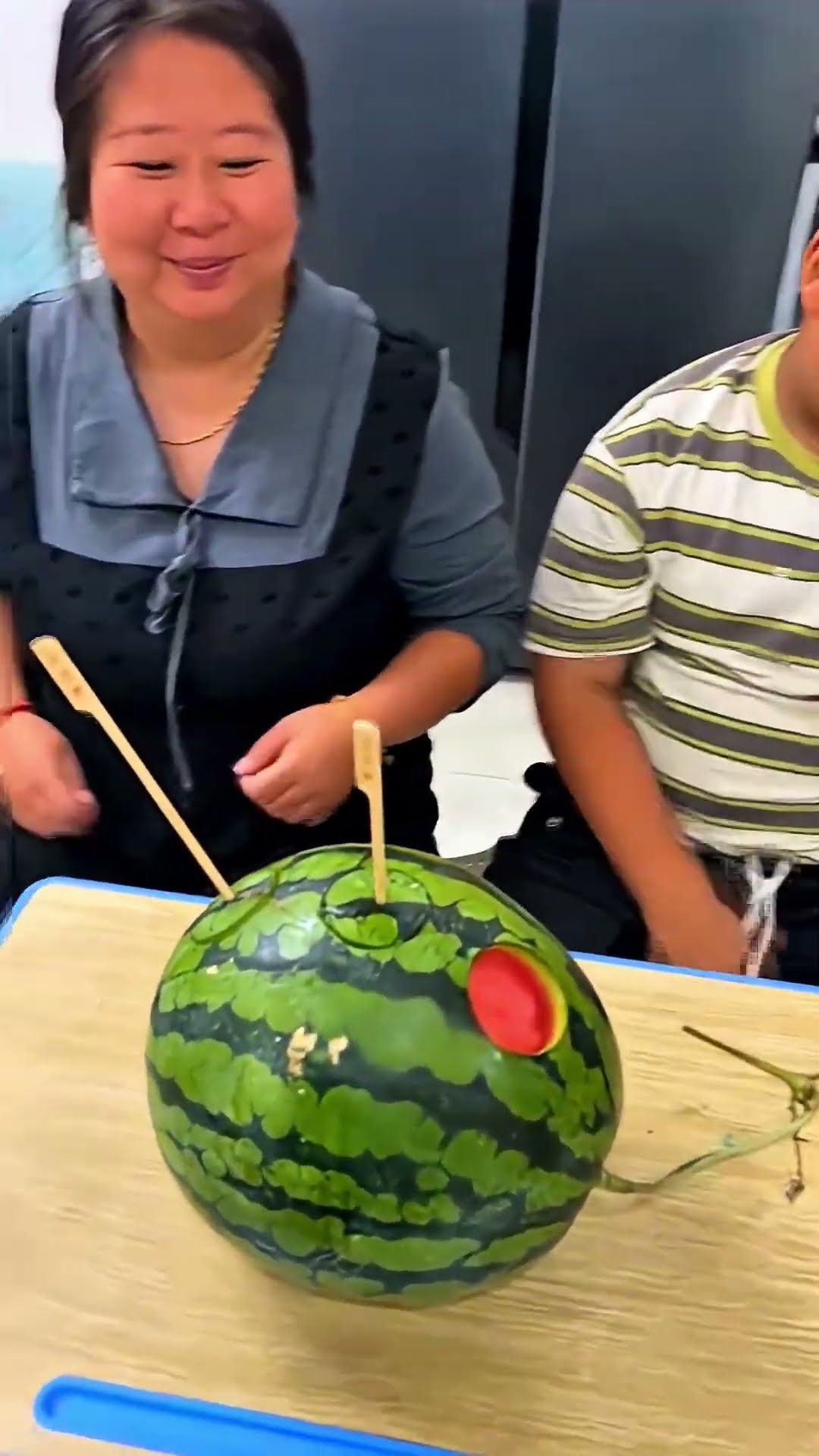 家族のスイカアイスキャンデーの挑戦 🍉 #shorts #watermelon – YouTube