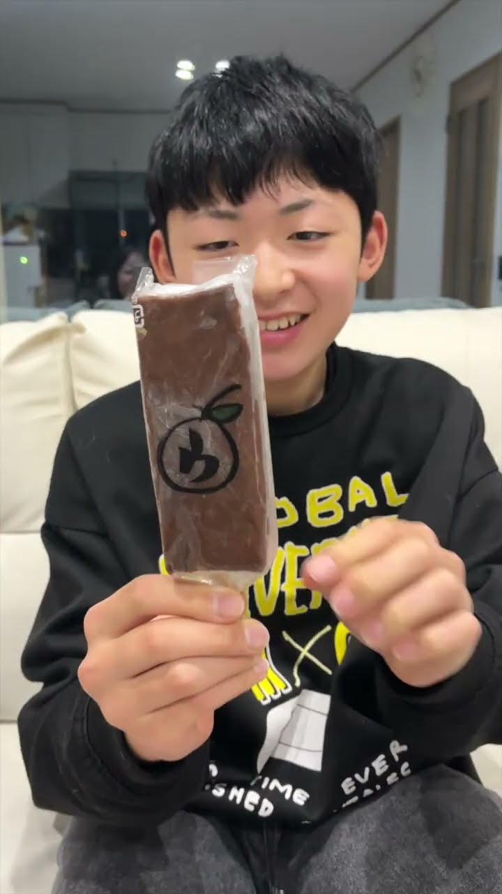 溶けないチョコバナナアイス食べてみた #shorts #アイス #スーパー  #家族 – YouTube